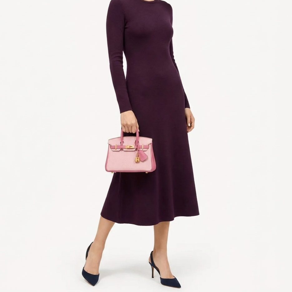 Classic Mini 20 togo leather tote in contrast pink carried by hand, model shot