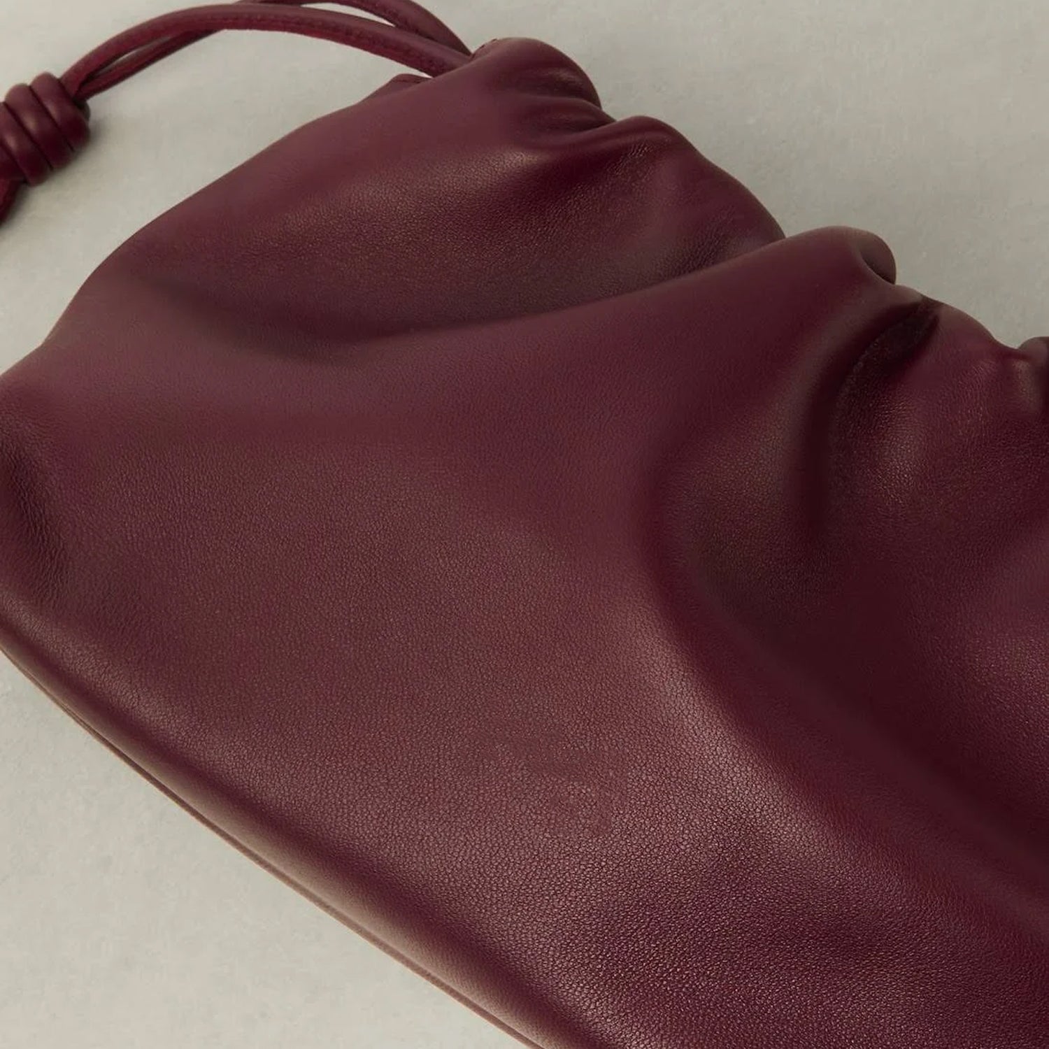 Close-up: Gold Chain Pebble, luxury